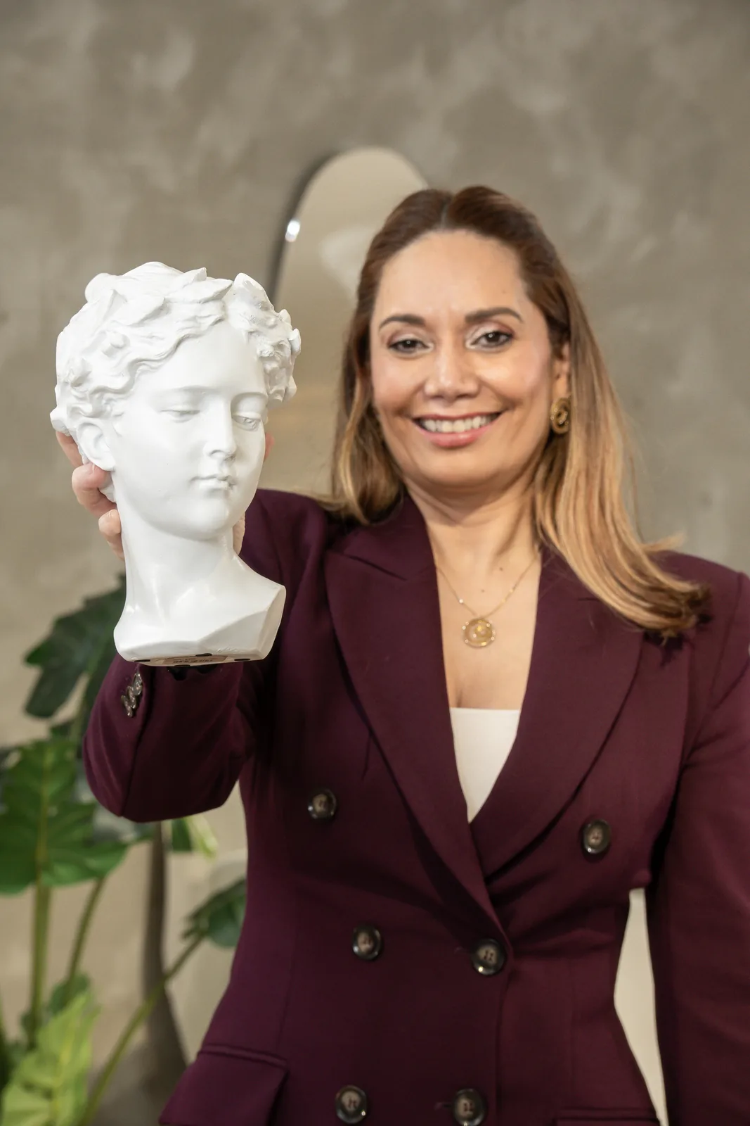 La doctora sostiene una escultura clásica