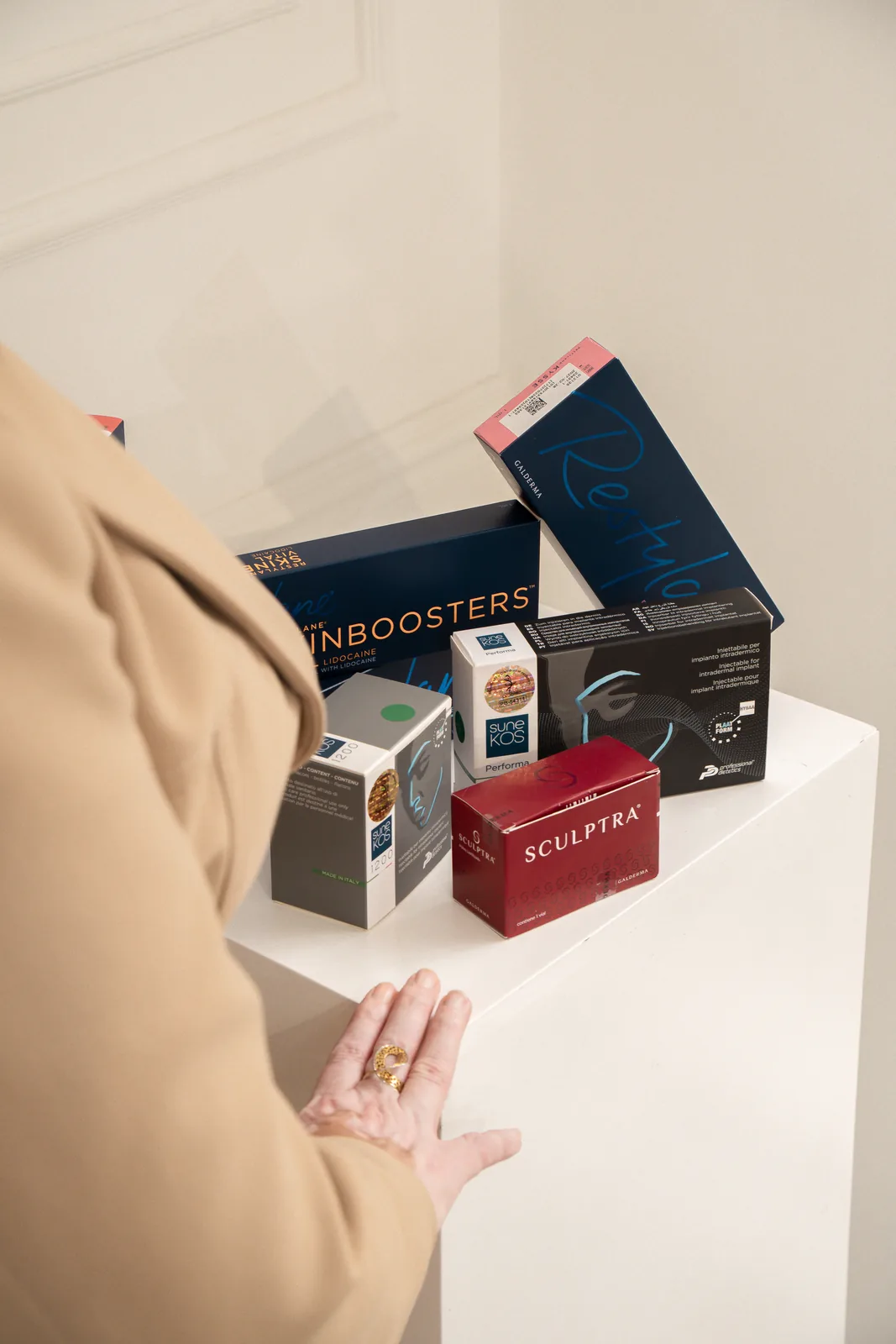 Productos dermatológicos sobre una mesa